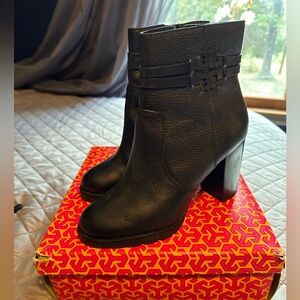 Tory Burch Leigh 90MM Lug Sole Boots size 10 in Perfect Black